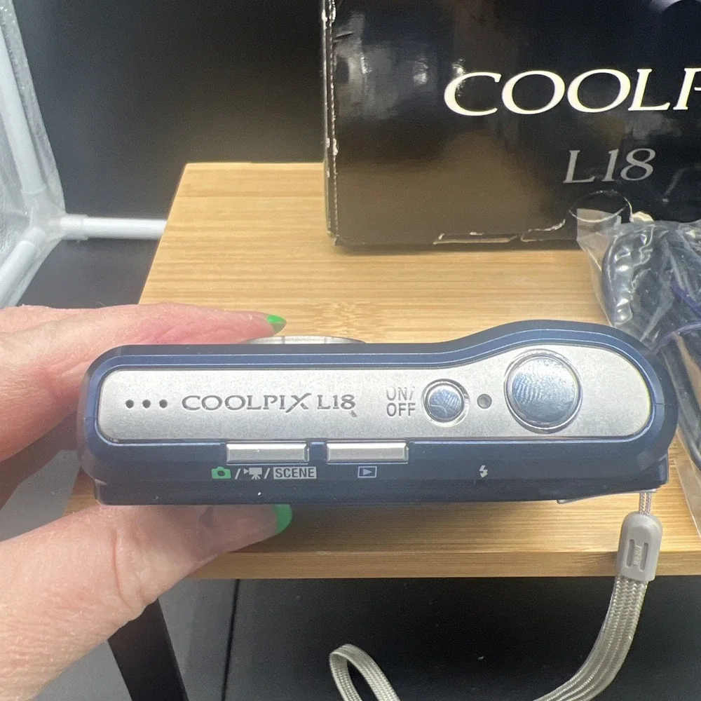 Nikon COOLPIX L18 8.0MP Digital Camera - Blue For Parts Not Working